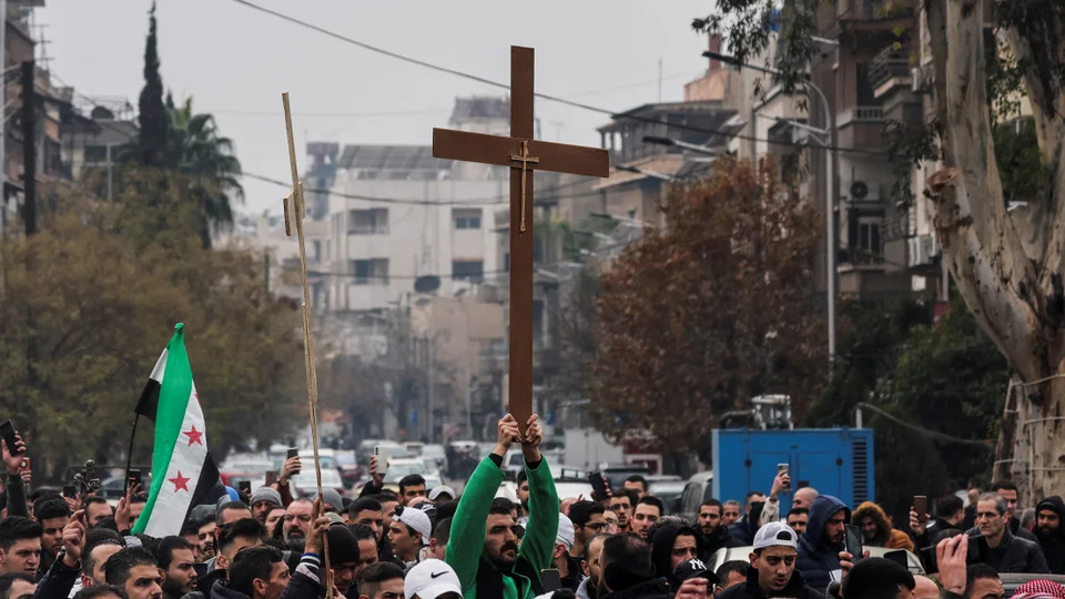 Suriye'de Noel ağacı yakıldı, protestolar başladı