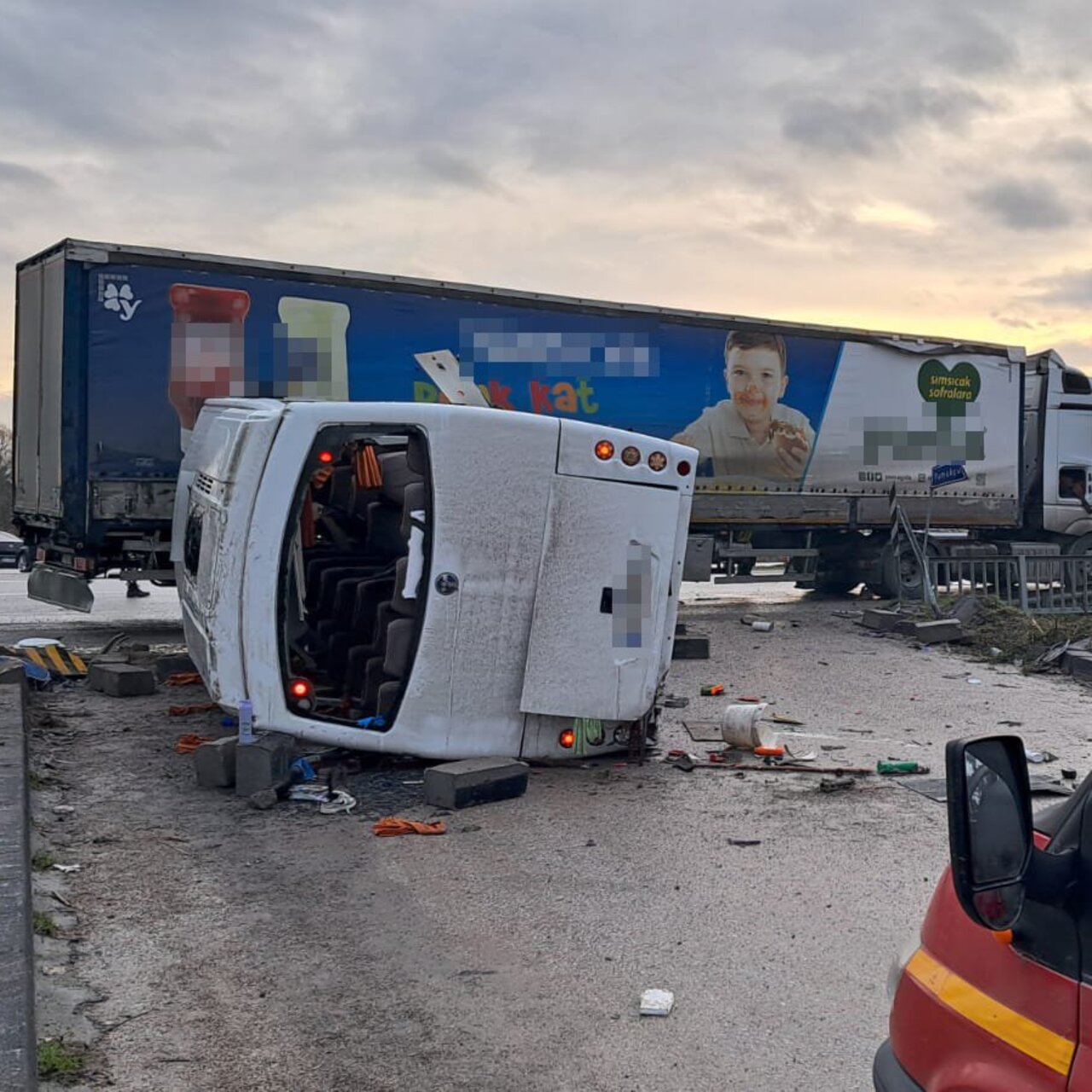 Okul servisi TIR ile çarpıştı! 8 öğrencinin durumu ağır!