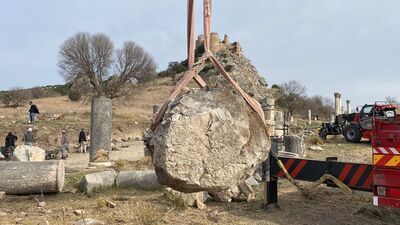 Çukurova'nın Efes'indeki sütunlu yol, ayağa kaldırılıyor