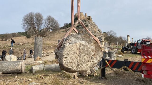 Çukurova'nın Efes'indeki sütunlu yol, ayağa kaldırılıyor