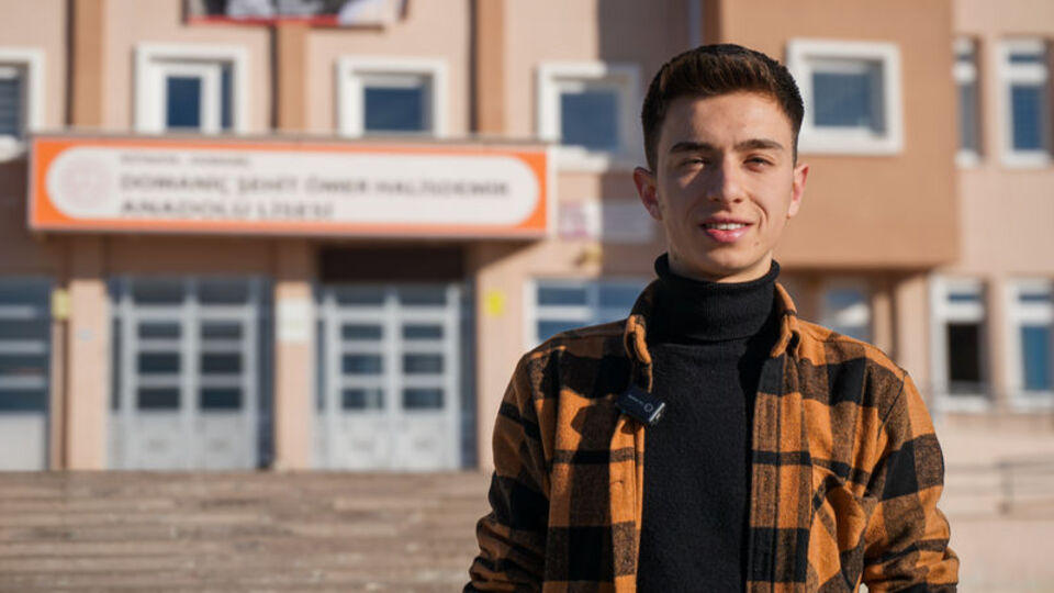 18 yaşındaki muhtardan mezun olduğu liseye ziyaret