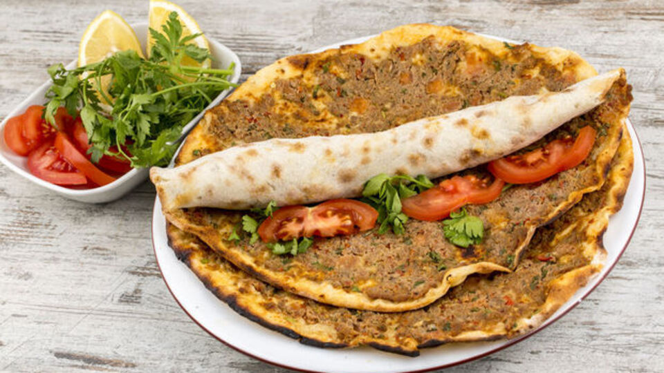 Lahmacun nasıl yenir, tüketilir?