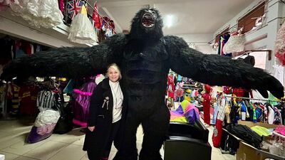 Goril kostümüyle çarşıda dolaştı