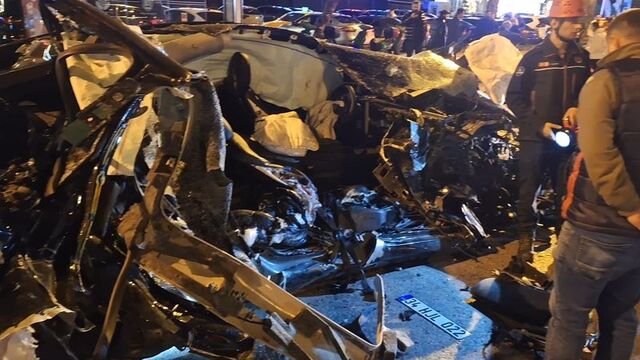 Otomobil İETT otobüsüne çarptı: 1 ölü, 1 yaralı