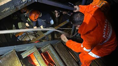 Ağırlığını taşıyamayan iskele çöktü