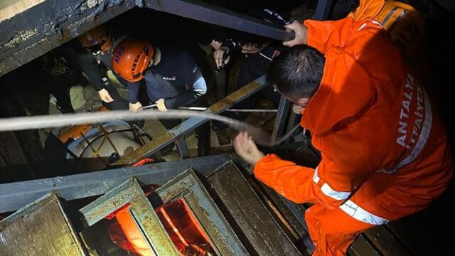 Ağırlığını taşıyamayan iskele çöktü