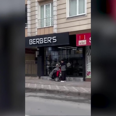 İstanbul'da berber dükkanına giremeyen engelliyi kaldırımda tıraş etti