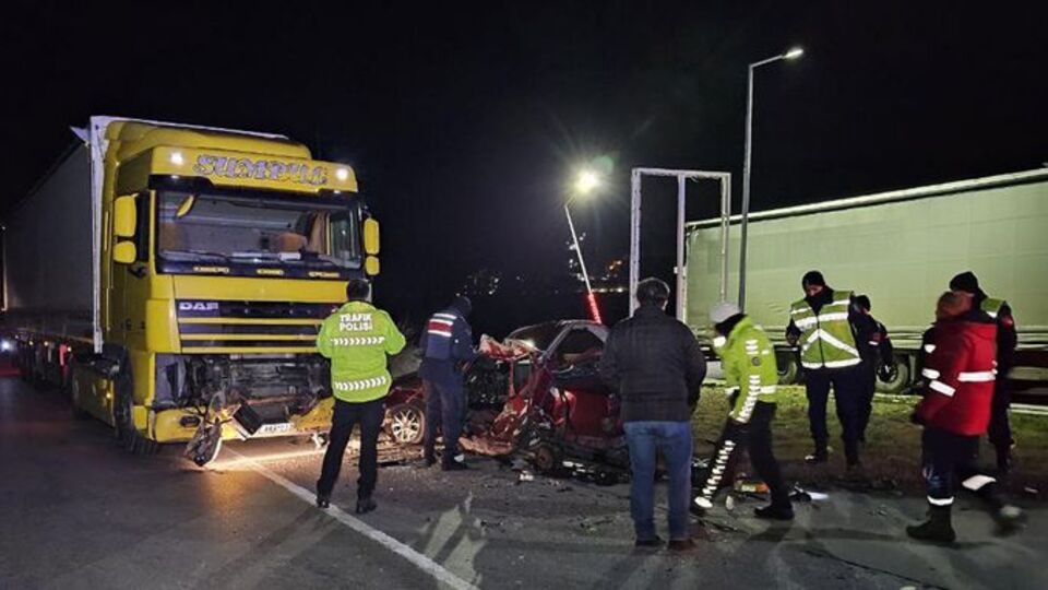 TIR ile kafa kafaya çarpışan otomobilin sürücüsü öldü