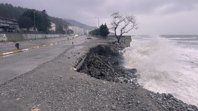 Dev dalgalar yola zarar verdi!