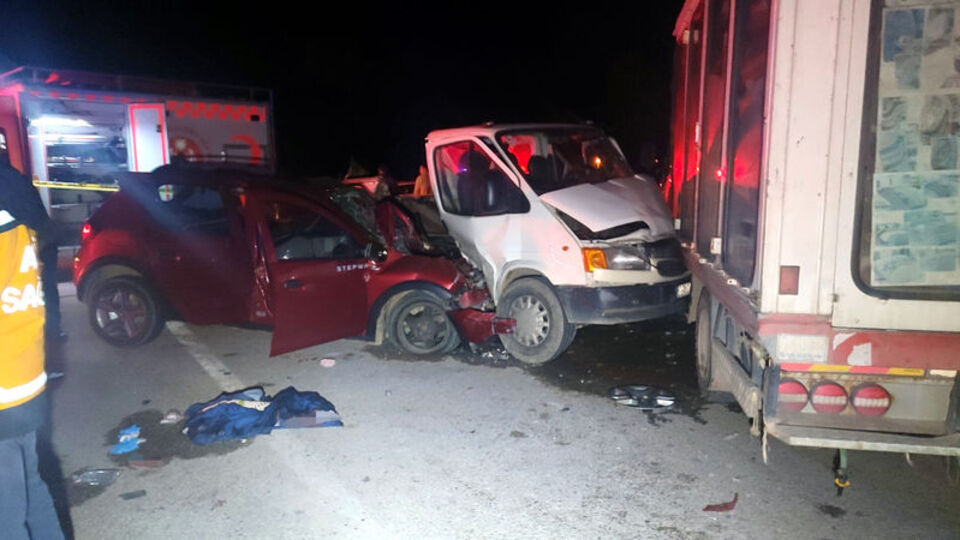 İzmir'de zincirleme kaza! Anne ve oğlu öldü, 4 kişi yaralandı