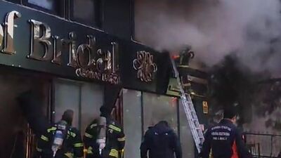 Gelinlikçide yangın! 2 kadın mahsur kaldı