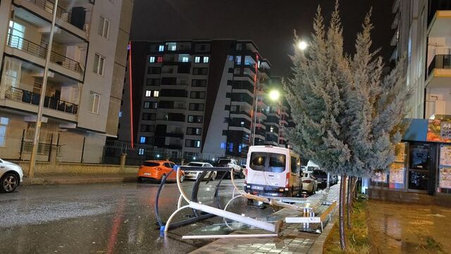 Rüzgar otobüs durağını devirdi