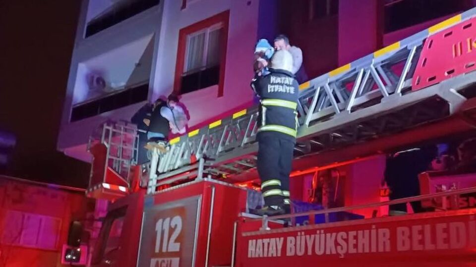 Hatay'da ev yangını: 6 kişi dumandan etkilendi