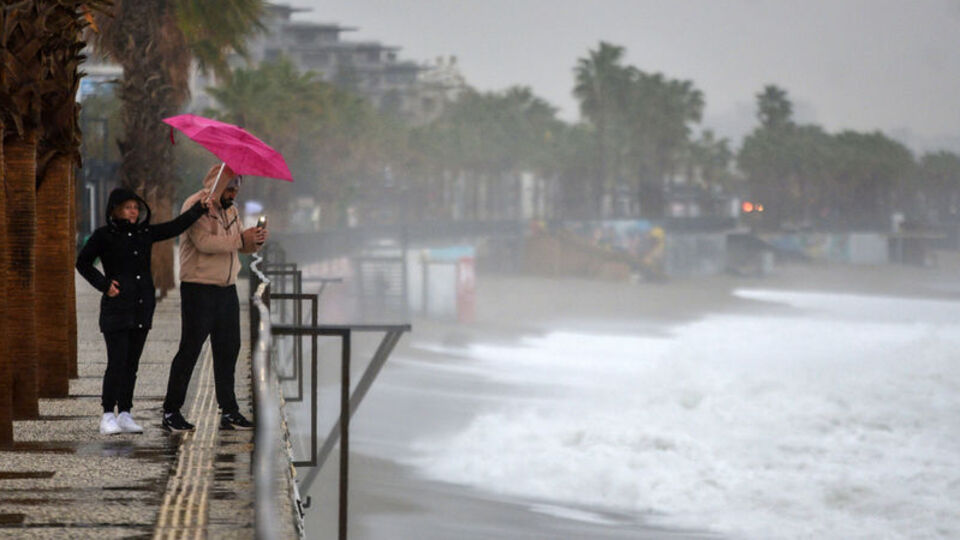 Peş peşe yağış uyarıları! Çığ tehlikesi ve kuvvetli rüzgara da dikkat çekildi
