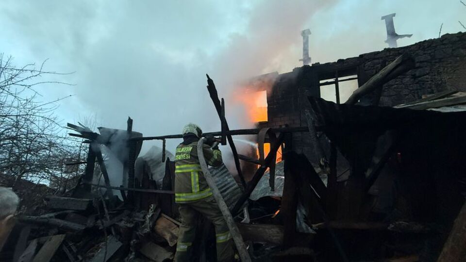 Bigadiç'te yangın: 5 ev hasar gördü