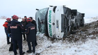 Kars'ta yolcu otobüsü devrildi: Yaralılar var