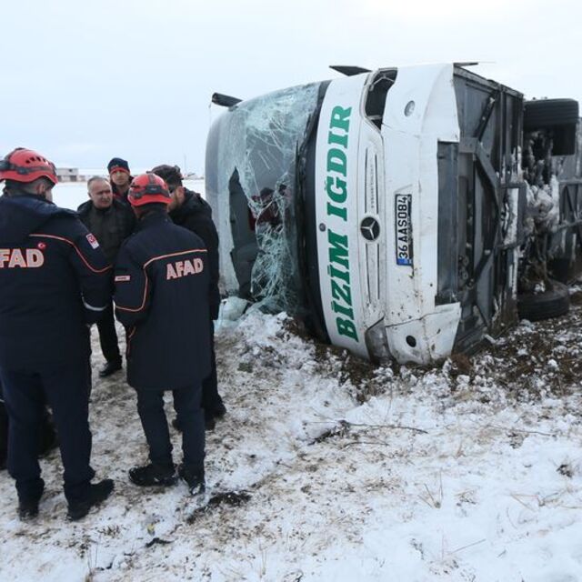Kars'ta yolcu otobüsü devrildi: Yaralılar var