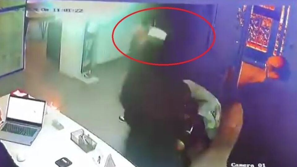 Yabancı uyruklu hasta dişçiyi bıçakladı