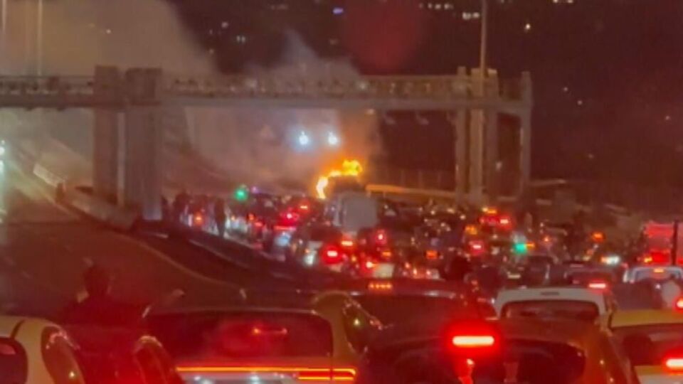 15 Temmuz Şehitler Köprüsü'nde araç alev aldı