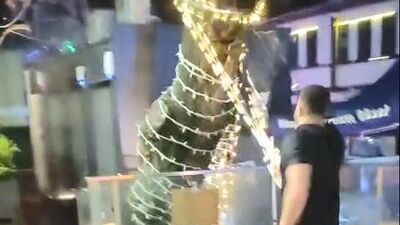 Yılbaşı süslerini parçaladı! Tutuklandı