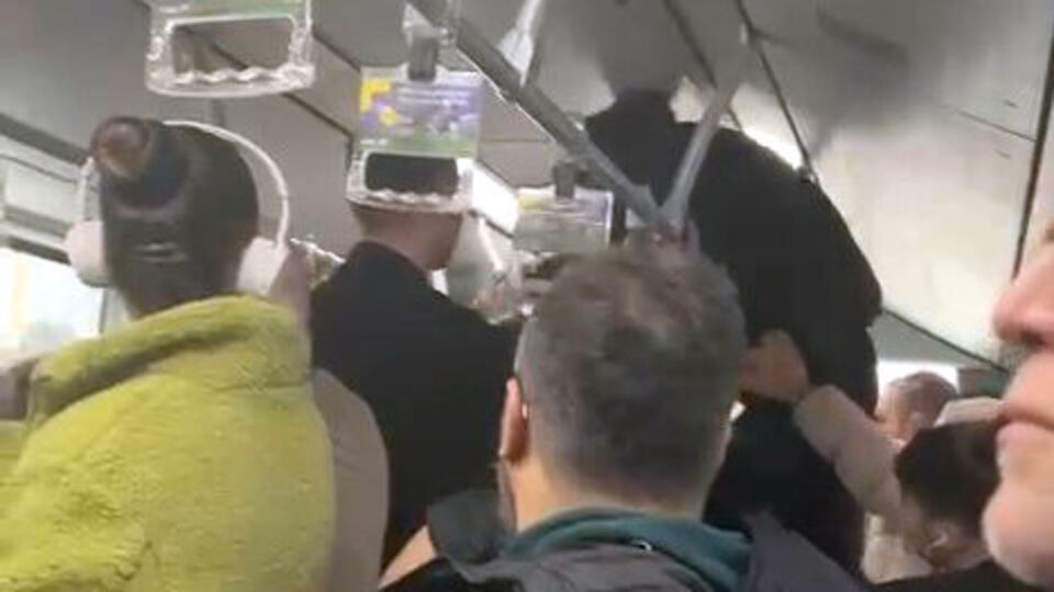 Metrobüste tekme ve yumruklu kavga!