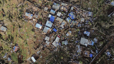 Fransa Başbakanı kasırganın vurduğu adayı ziyaret etti