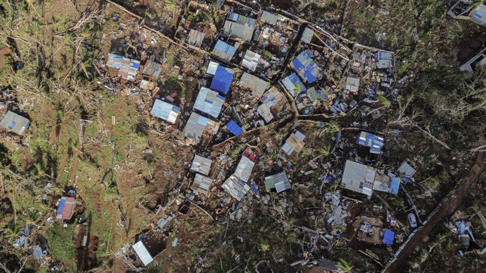 Fransa Başbakanı kasırganın vurduğu adayı ziyaret etti