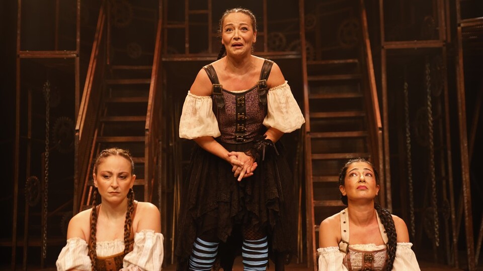 Savaş karşıtı oyun 'Lysistrata' AKM'de