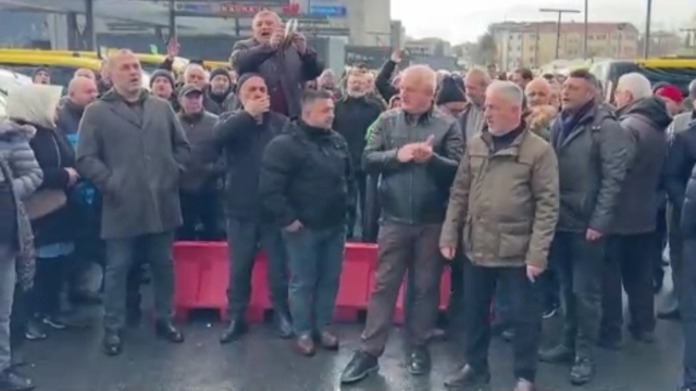 Minibüsleri taksiye dönüşen esnaftan İBB önünde eylem