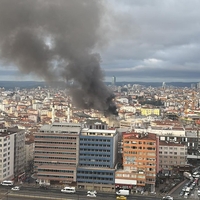 Şişli'de bina yıkımında yangın!