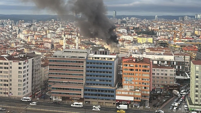 Şişli'de bina yıkımında yangın!