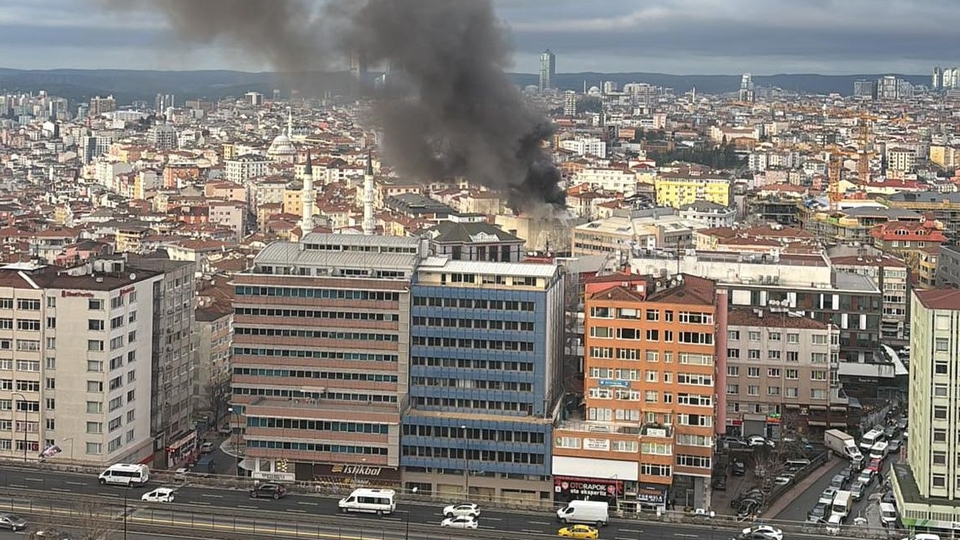 Şişli'de bina yıkımında yangın!