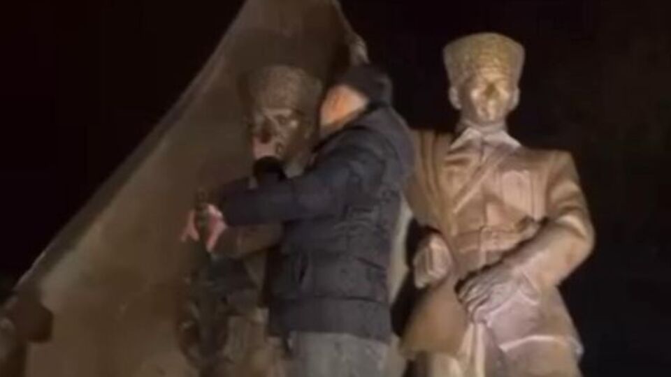 Atatürk Anıtı'na saygısızlık! Gözaltına alındı