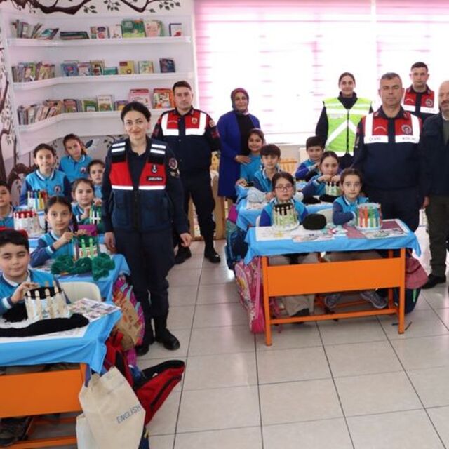 Mehmetçik'e mektupla, bere ve atkı gönderdiler
