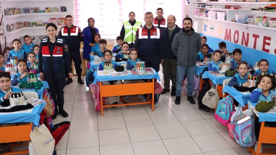 Mehmetçik'e mektupla, bere ve atkı gönderdiler