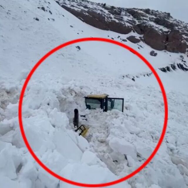 İş makinesinin üzerine çığ düştü! O anlar kamerada