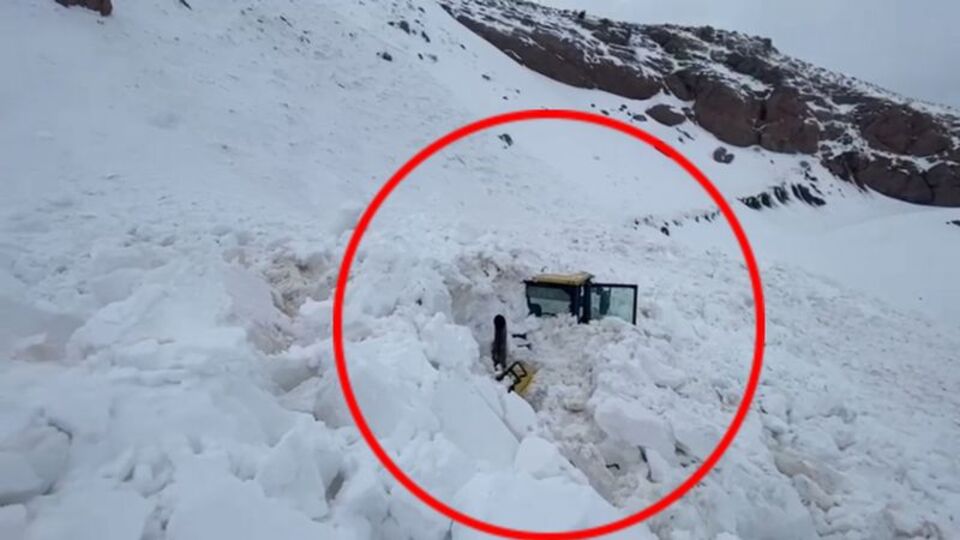 İş makinesinin üzerine çığ düştü! O anlar kamerada