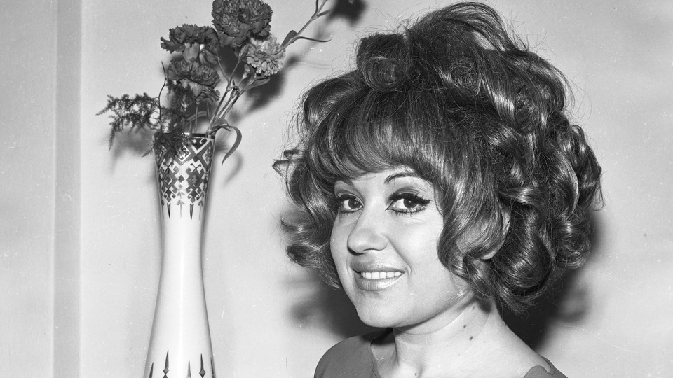 Ünlü şarkıcı hayatını kaybetti