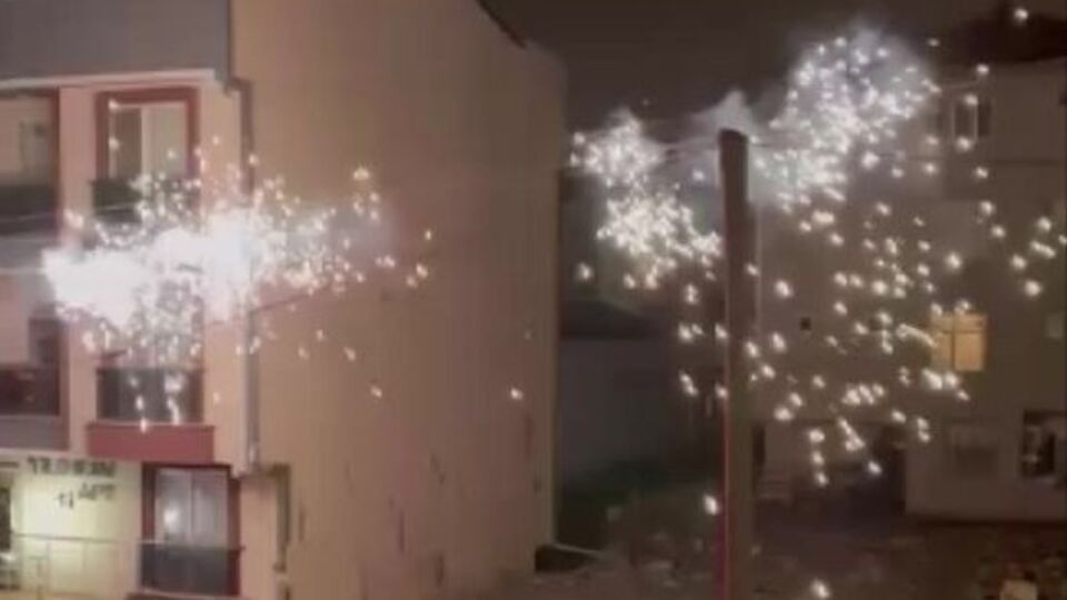 Elektrik telleri patladı