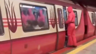 Metroda 'oyun dışı' kaldı