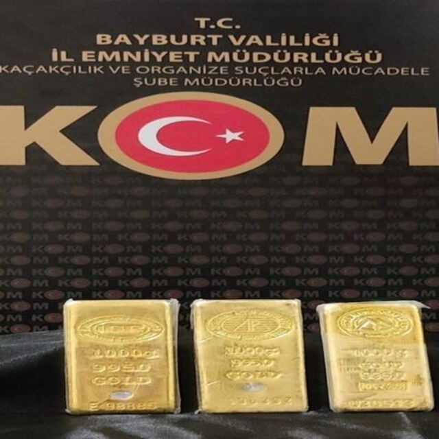 Otomobilden 3 kilogram külçe altın çıktı