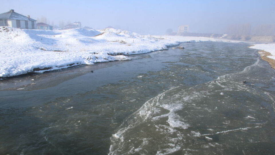 Nehirden buz kütleleri aktı! Ağrı'da dondurucu soğuk!