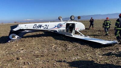 Eğitim uçağı sert iniş yaptı