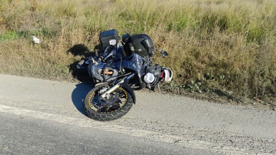 Otomobille çarpışan motosiklet sürücüsü öldü
