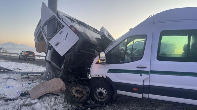 Kars'ta iki minibüs çarpıştı: 27 yaralı