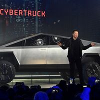 Tesla araç patladı