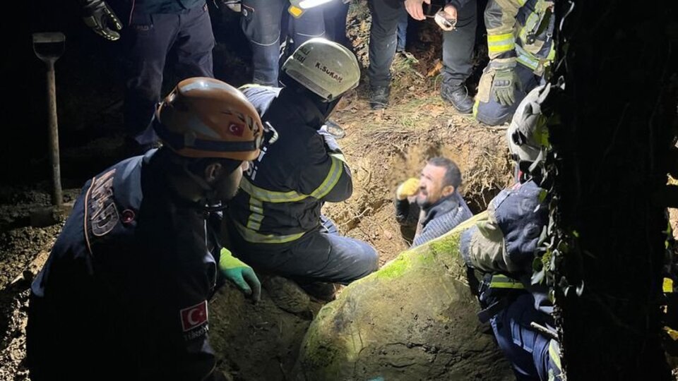 Define aradığı kayanın altında sıkıştı