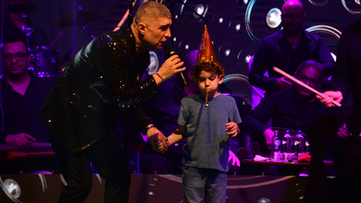 Sahnede oğlu ile dans etti