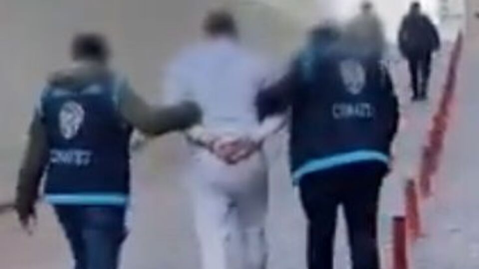 Çaydanlıkla adam döven genç hayatına son verdi!