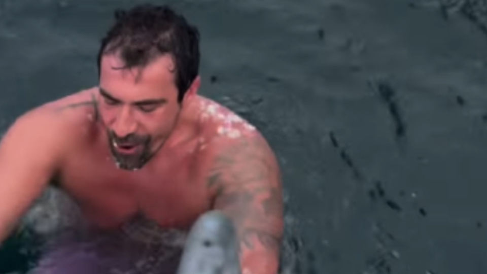 İbrahim Çelikkol -3 derecede denize girdi